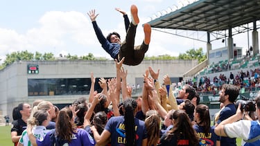 La plantilla del Fútbol Club Barcelona Femenino al completo mantea a Pere Romeu Sunyer.