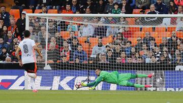 Diego Alves en la acci&oacute;n que detuvo el penalti a Fajr en el duelo entre Valencia y Deportivo de la Coru&ntilde;a.