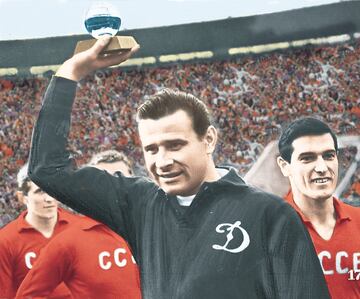 Es el único portero en ganar un Balón de Oro (1963). Con el club moscovita consiguió cinco títulos de liga de la URSS y tres Copas de la URSS. En la foto, Yashin levanta el Balón de Oro.