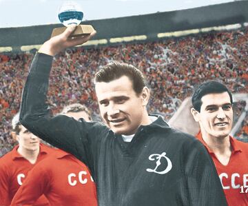 Es el nico portero en ganar un Baln de Oro (1963). Con el club moscovita consigui cinco ttulos de liga de la URSS y tres Copas de la URSS. En la foto, Yashin levanta el Baln de Oro. 