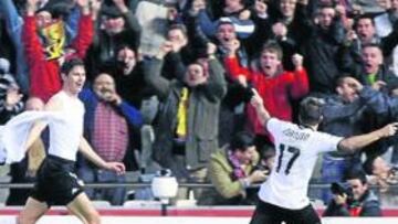 <b>ÉXTASIS. </b>Con su gol en el 93', Zigic enloqueció y compartió su felicidad con sus compañeros y con la grada, que estalló de júbilo.