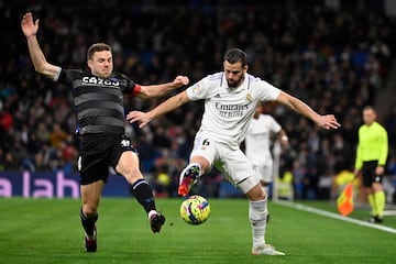 Illarramendi y Nacho pelean por un balón.