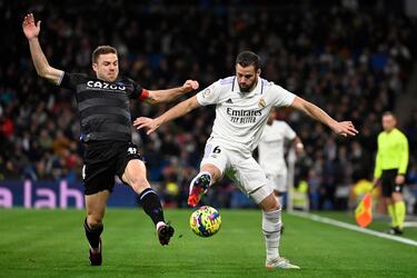 Illarramendi y Nacho pelean por un balón.