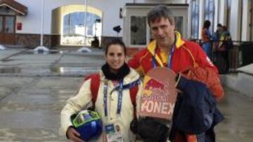 Miguel Cardenal, junto a la española Queralt Castellet quien hoy se ha clasificado para la final de 'snowboard halfpipe' de los Juegos Olímpicos de Sochi, hoy en la localidad rusa.