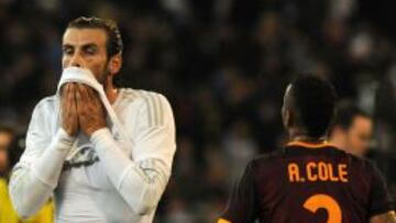 Bale se lamenta durante el partido.