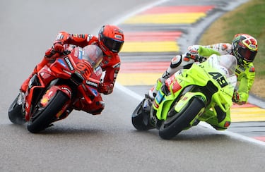Marc Márquez adelanta a Fabio Di Giannantonio durante la carrera al esprint.