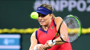 Paula Badosa ejecuta un rev&eacute;s a dos manos en Indian Wells.