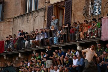 El recorrido transcurre en la centrica Piazza del Campo, en  honor a la Virgen de Provenzano (Palio di Provenzano).