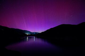 El 10 de mayo la localidad barcelonesa de Cercs disfrut de una inusual aurora boreal. Una aurora boreal se produce por una muy potente tormenta solar, que choca contra el campo magntico terrestre. Al norte de la Tierra se pueden ver ms fcilmente estos fenmenos, pero en esta ocasin se vi en varios puntos de Espa?a, Europa e incluso ?frica, donde es muy extra?o que se registren.
