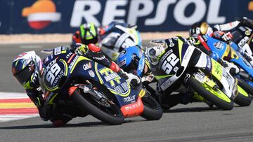 Carlos Tatay lidera el grupo de Moto3 durante la carrera en Albacete.