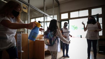 BUENOS AIRES, 17/02/2021.- Personal docente realiza tareas de control e higiene en un colegio de la Ciudad de Buenos Aires, hoy miercoles, d&iacute;a en que las clases escolares presenciales vuelven a Buenos Aires y diversas provincias argentinas, tras casi un a&ntilde;o sin apenas actividades en los colegios por la pandemia, en el inicio de un curso rodeado de pol&eacute;mica por las diferencias pol&iacute;ticas y sindicales ante el peligro a la exposici&oacute;n al virus.- EFE/Juan Ignacio Roncoroni