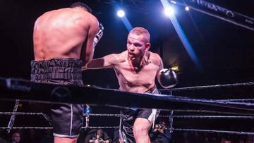 José Miguel Fandiño golpea a Sergio Fernández durante su combate en Oviedo.