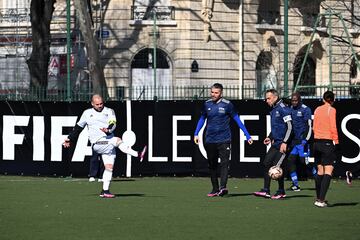 Wesley Sneijder da un pase con el balón
durante el Torneo de Leyendas antes de la gala del The Best 2022 en el Centro Deportivo Emilie Antoine, en París cerca de la Torre Eiffel.