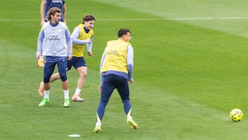 Griezmann y Julián Alvarez, en el entrenamiento del Atlético.