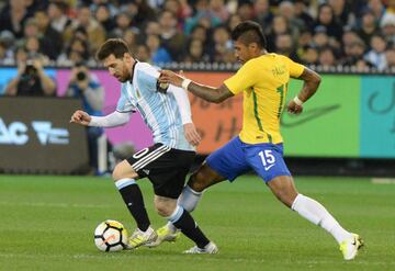 Messi pelea el balón con José Paulo Maciel Junior.