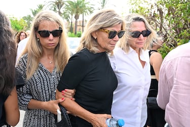 Cari Lapique y Caritina Goyanes llegan desoladas a la misa funeral por Caritina Goyanes tras su fallecimiento.