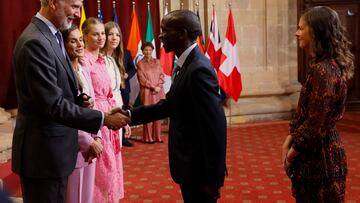 OVIEDO, 20/10/2023.- Los Reyes, Felipe y Letizia, la princesa de Asturias, Leonor, y la infanta Sofía reciben en audiencia al galardonado con el premio Príncesa de Asturias de los Deportes, Eliud Kipchoge (2d), en el Hotel de la Reconquista de Oviedo este viernes. Este es uno de los actos previos a la entrega de los Premios Princesa de Asturias, que tendrá lugar esta tarde. EFE/ Andrés Ballesteros
