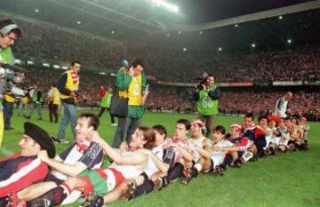 Jugadores del Athletic de Bilbao simulan ser una trainera para celebrar su clasificación para la Liga de Campeones 1998/99