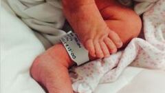 Falcao a los pies de Desirée, su hija recién nacida