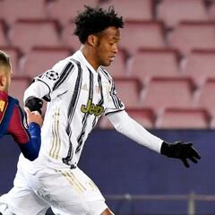 Cuadrado da asistencia en goleada de Juventus al Barcelona