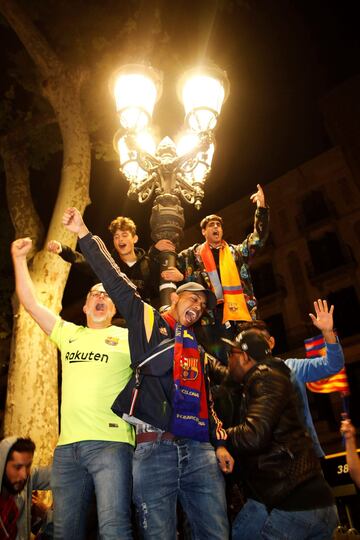 Los aficionados del Barcelona celebraron en la Fuente de Canaletas la consecucion del titulo de Liga tras derrotar al Levante.