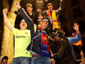 Los aficionados del Barcelona celebraron en la Fuente de Canaletas la consecucion del titulo de Liga tras derrotar al Levante.