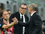 Soccer Football - Serie A - AC Milan v Cremonese - San Siro, Milan, Italy - August 23, 2025 AC Milan's Luka Modric shakes hands with coach Massimiliano Allegri after being substituted REUTERS/Daniele Mascolo