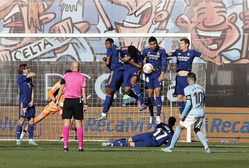 Gran lanzamiento de falta de Iago Aspas que Courtois despeja con una mano providencial. 