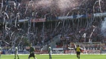 <b>LLENAZO. </b>El Atlético ya jugó en horario matinal cuando estuvo en Segunda División. Frente al Betis, uno de los rivales por el ascenso, el Calderón registró este aspecto.