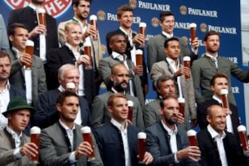 Los jugadores del Bayern Munich realizaron una sesión de fotos con vestimenta tradicional y cerveza.