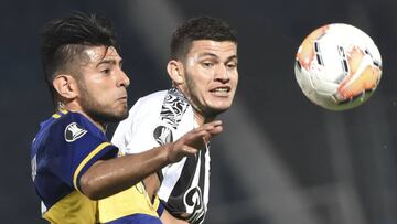 Argentina&#039;s Boca Juniors defender Carlos Zambrano (L) and Paraguay&#039;s Libertad forward Oscar Cardozo vie for the ball during their closed-door Copa Libertadores group phase football match at the La Nueva Olla stadium in Asuncion, on September 17,