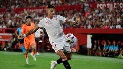Sevilla's Argentinian forward #17 Erik Lamela controls the ball during the Spanish Liga football match between Sevilla FC and Valencia CF at the Ramon Sanchez Pizjuan stadium in Seville on August 11, 2023. (Photo by CRISTINA QUICLER / AFP)