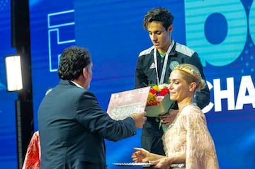 Imane Khelif naci¨® el 2 de mayo de 1999 (25 a?os) en Tiaret, Argelia. Ha representado a Argelia en los Juegos Ol¨ªmpicos de Jap¨®n 2020 y en los actuales de Par¨ªs 2024. Tambi¨¦n represent¨® a su pa¨ªs en el Campeonato Mundial de Boxeo Femenino AIBA 2019, en el Campeonato Mundial de Boxeo Femenino IBA 2022 y, fue descalificada antes de su pelea por el oro en el Campeonato Mundial de Boxeo Femenino IBA 2023 por altos niveles de testosterona.
