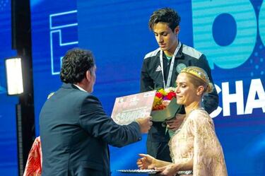 Imane Khelif nació el 2 de mayo de 1999 (25 años) en Tiaret, Argelia. Ha representado a Argelia en los Juegos Olímpicos de Japón 2020 y en los actuales de París 2024. También representó a su país en el Campeonato Mundial de Boxeo Femenino AIBA 2019, en el Campeonato Mundial de Boxeo Femenino IBA 2022 y, fue descalificada antes de su pelea por el oro en el Campeonato Mundial de Boxeo Femenino IBA 2023 por altos niveles de testosterona. 