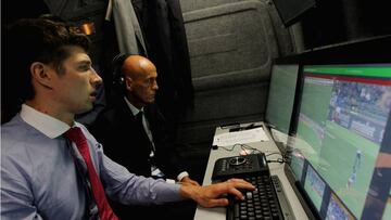 Primera prueba. Collina asistió al árbitro del amistoso Italia-Francia en Bari a principios de mes en el primer uso del videoarbitraje.