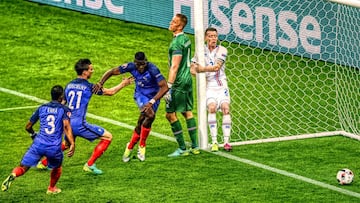 France&#039;s midfielder Paul Pogba (C) celebrates with France&#039;s defender Laurent Koscielny (2L) and France&#039;s defender Patrice Evra (L) after scoring his team&#039;s second goal  during the Euro 2016 quarter-final football match between France a