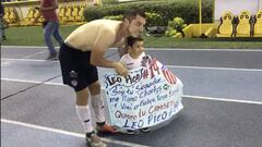 Leonardo Pico con un peque&ntilde;o fan llamado Charlys