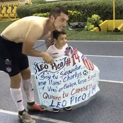 Aplaudido gesto de Leonardo Pico con un pequeño del Junior