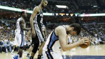 Marc Gasol se lamenta ante la mirada de Tim Duncan.
