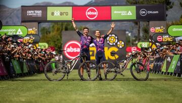 Egger y Baum, ganadores de la Cape Epic 2022, en la meta de Val de Vie.