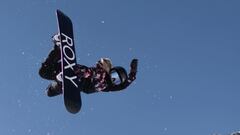 Chloe Kim ripando con su nueva tabla y su nueva chaqueta de Roxy Snowboard. 