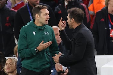 Simeone, es expulsado tras encararse con un aficionado del Liverpool. El ténico se quejó al árbitro que le habían hecho una peineta.