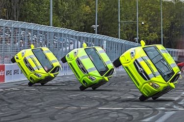 Tres vehículos circulan en paralelo sobre dos ruedas en un espectáculo de acrobacias, protagonizado por pilotos especialistas, en Pekín (China). La exhibición tuvo lugar durante la sesión de prácticas del GT World Challenge Asia, un campeonato de automovilismo de gran turismo (GT) para coches deportivos en el continente asiático.