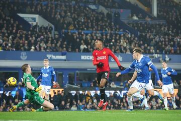 Anthony Martial anota el 0-3 final en Goodison Park.