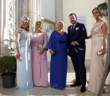 Vicente del Bosque Jr junto a su madre y madrina, Trinidad López y su hermana Gema, entre otras invitadas.