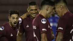 Lanús goleó a Universidad Católica y encaminó la serie
