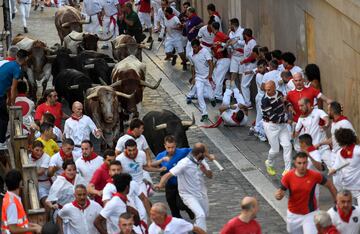 Imágenes del séptimo encierro de los Sanfermines 2022. La ganadería encargada de los toros de este séptimo encierro será la de Victoriano del Río, una de las más importantes del panorama taurino nacional.