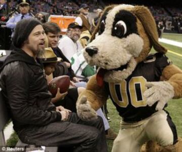 La mascota de los Saints pasando un buen rato con Brad Pitt.