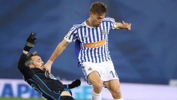 GRAF3493. SAN SEBASTIAN, 02/02/2018.- El lateral portugués del Deportivo de La Coruña Luisinho Correia (i) corta la internada de Sergio Canales, de la Real Sociedad, durante el partido de Liga en Primera División disputado esta noche