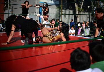 En Tepito, un barrio de Ciudad de México, se ha celebrado un campeonato de lucha al aire libre que busca promover el deporte entre los jóvenes para alejarlos de la criminalidad.